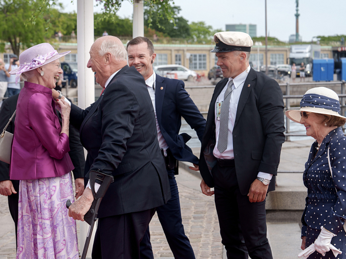 Kongeparet ble ønsket varmt velkommen av Dronning Margrethe. Foto: Keld Navntoft, Det Danske Kongehus